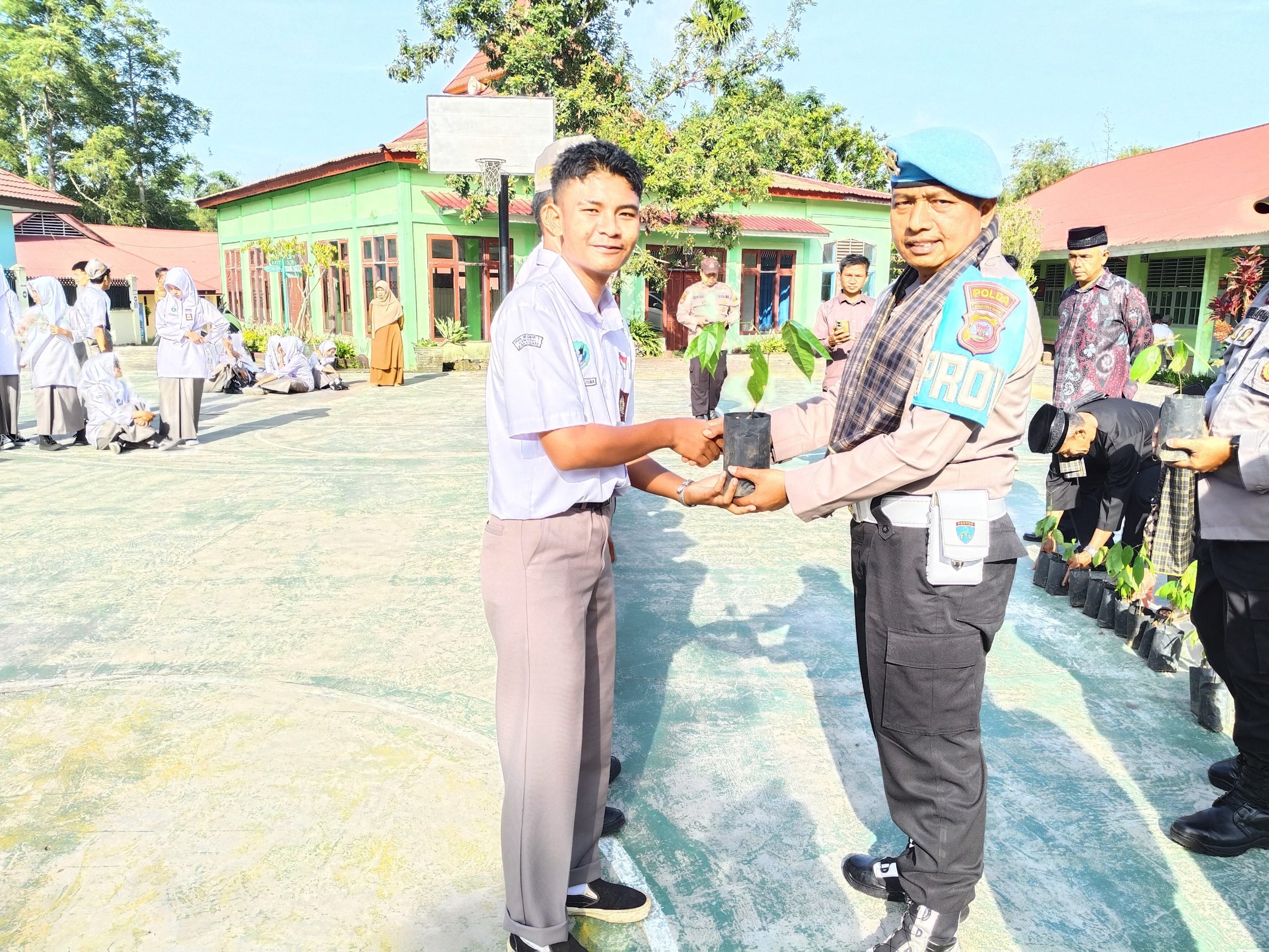 Sinergi Adat dan Aparat: KAN Lasi dan Propam Polda Sumbar Gelar Sosialisasi serta Gerakan Penanaman Pohon di SMAN 1 Canduang